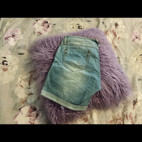 NEW! Studded Jean Shorts 🩳 - Picture 3 of 3